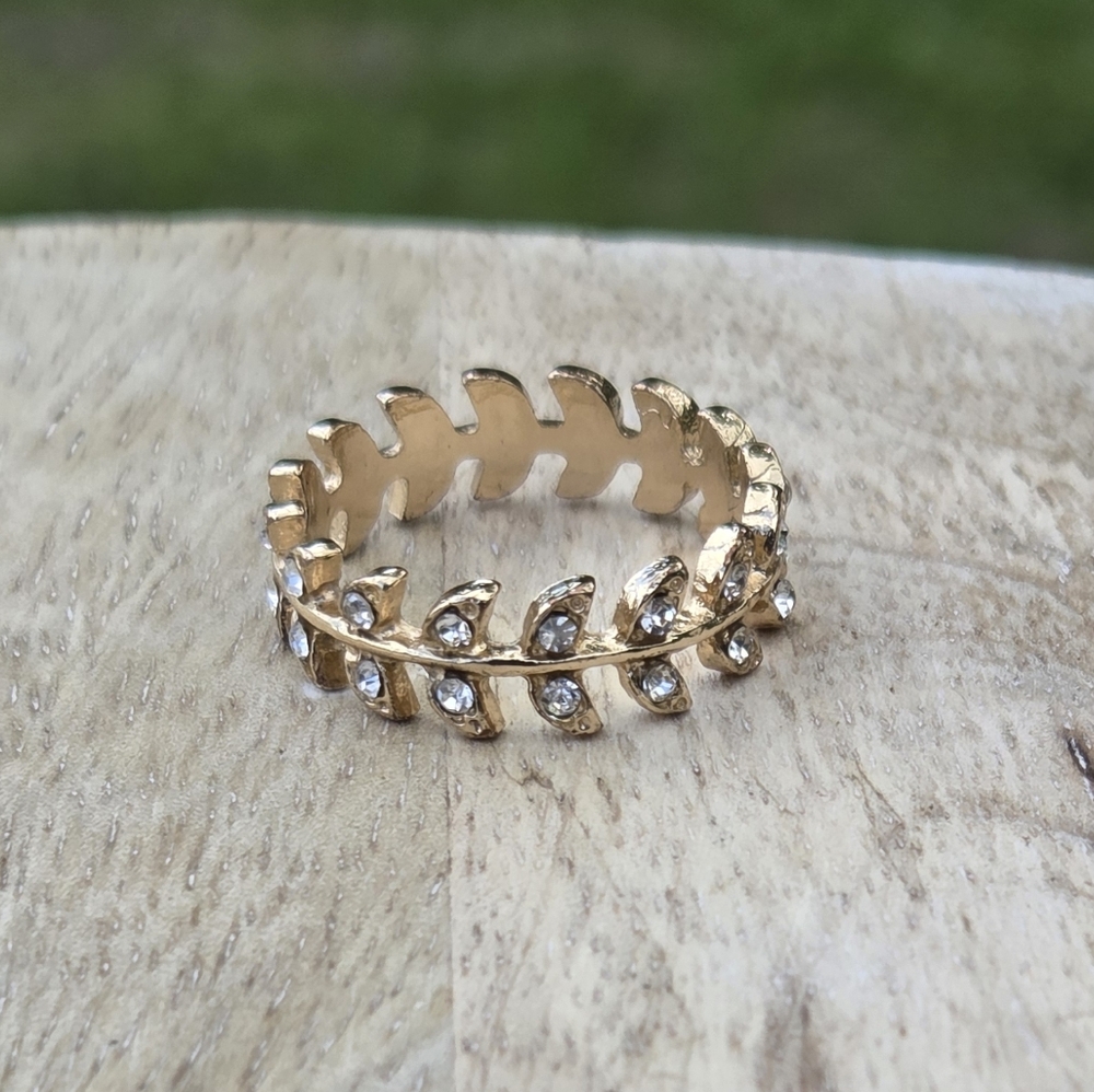 Elegant Gold Leaf Ring